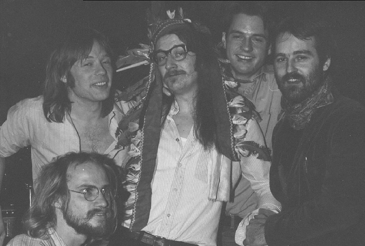 Die Band Schwoißfuaß im Jahr 1979: sechs Musiker, einige mit langen Haaren, einer mit Brille und Federschmuck